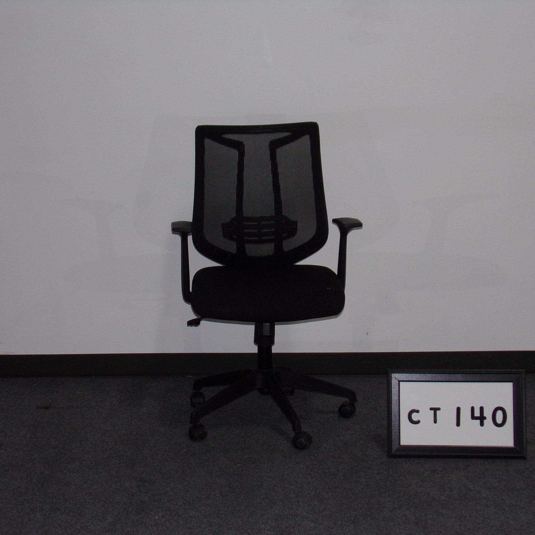 Task chair Black fabric seat, mesh Y-back Single paddle