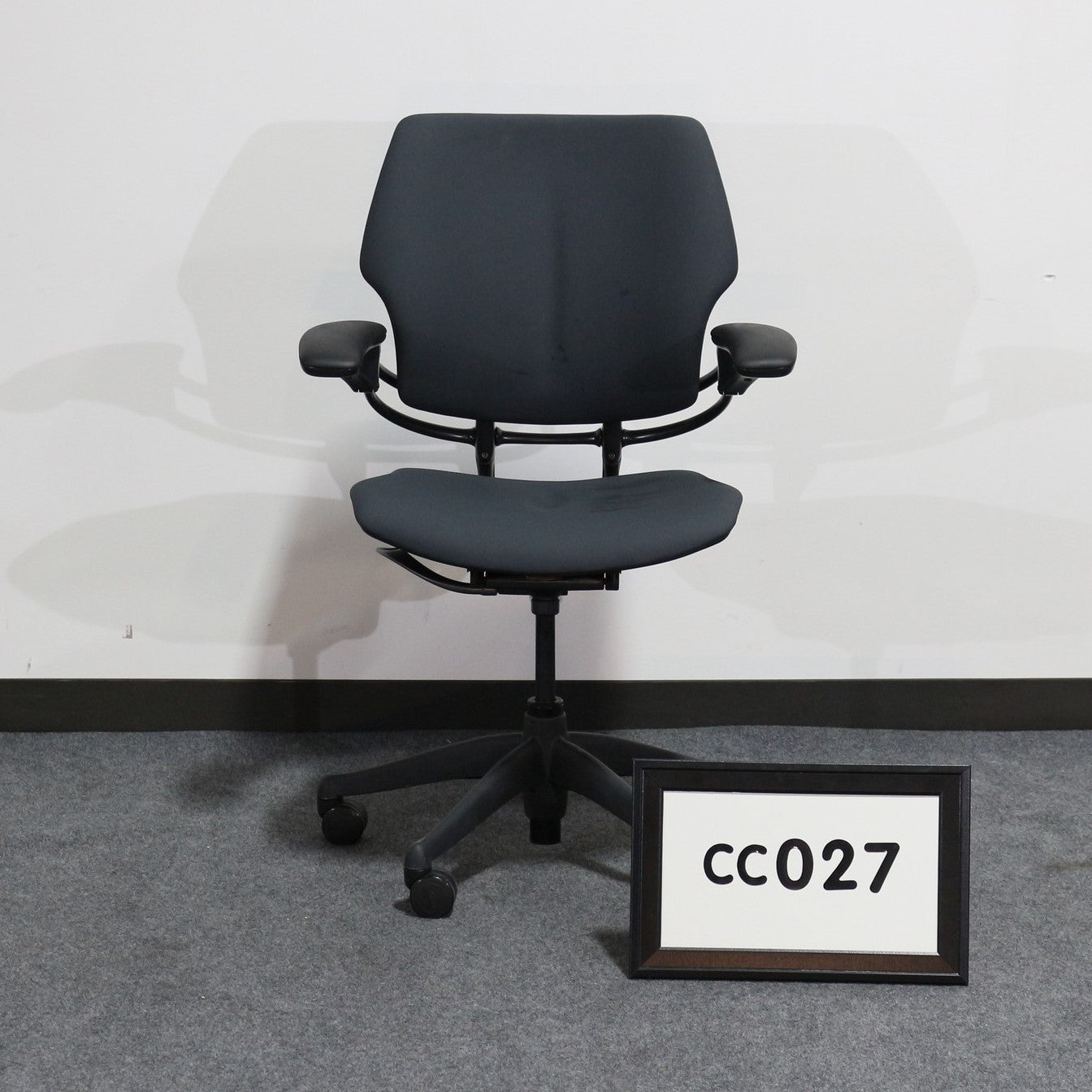 Humanscale Freedom chair - charcoal vinyl
