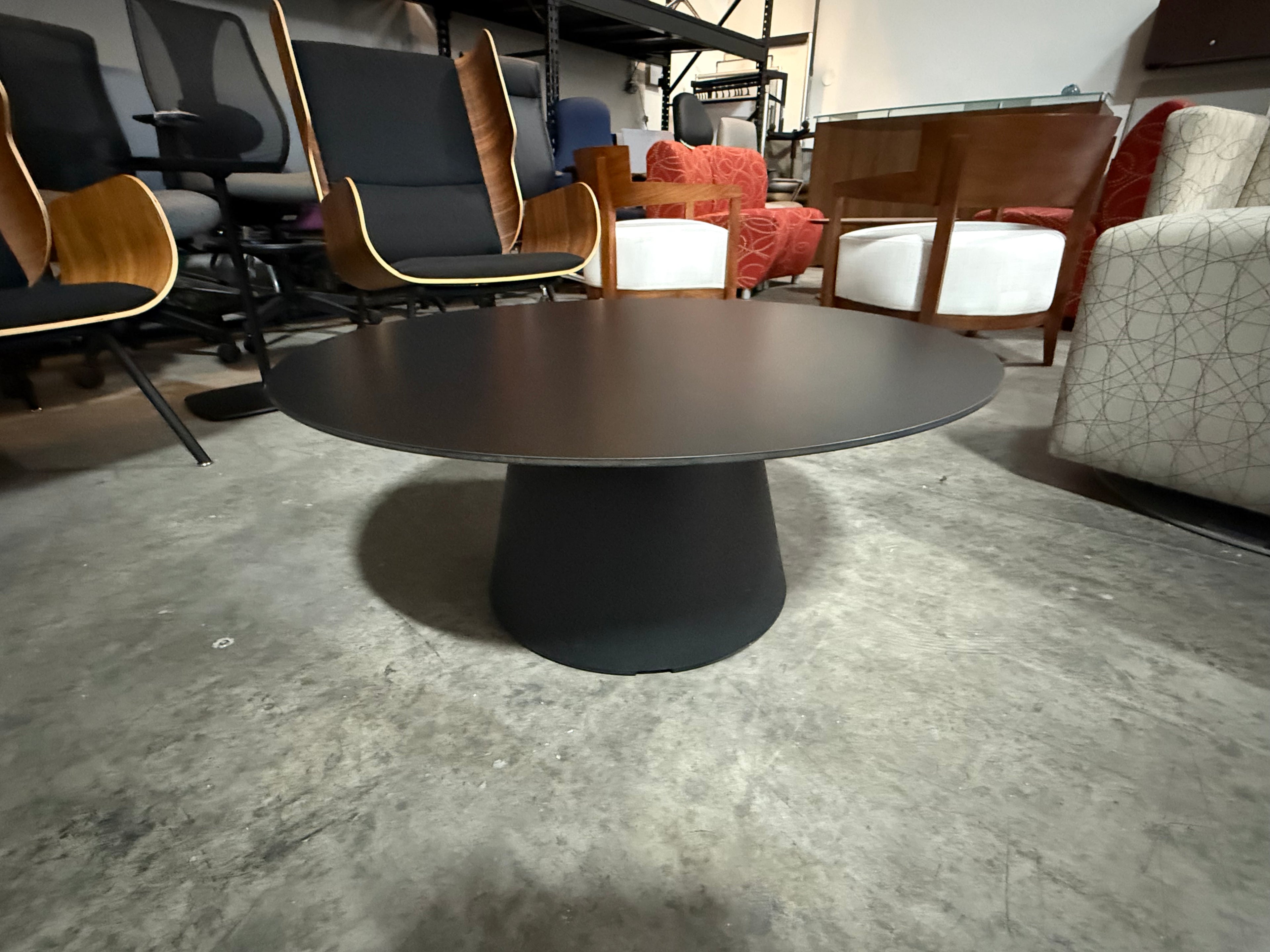 ANDREU WORLD Round Ocassional Table Black solid surface-knife edge cone base
