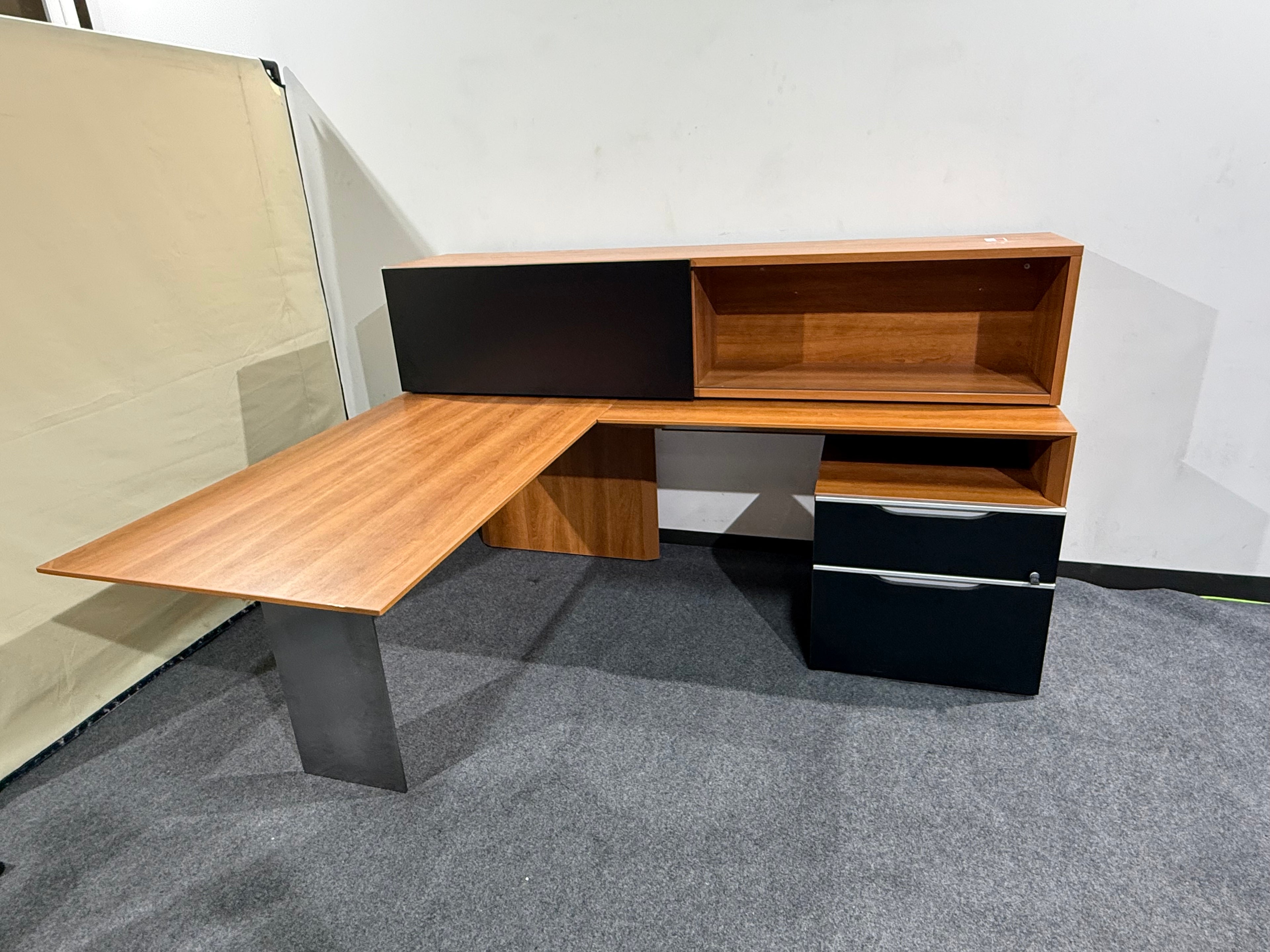 Groupe Laccase NEX Right return48W cherry desk 65x30 with BF glossy bl metal leg with 6' overhead
