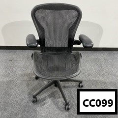 Herman Miller Aeron chair size B in Carbon