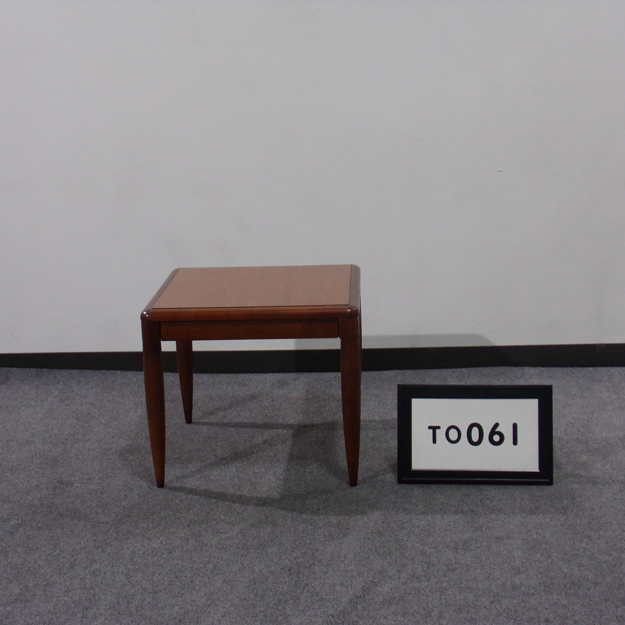 Ocasional table square, cherry wood (24"L X 24"w X 21"h)