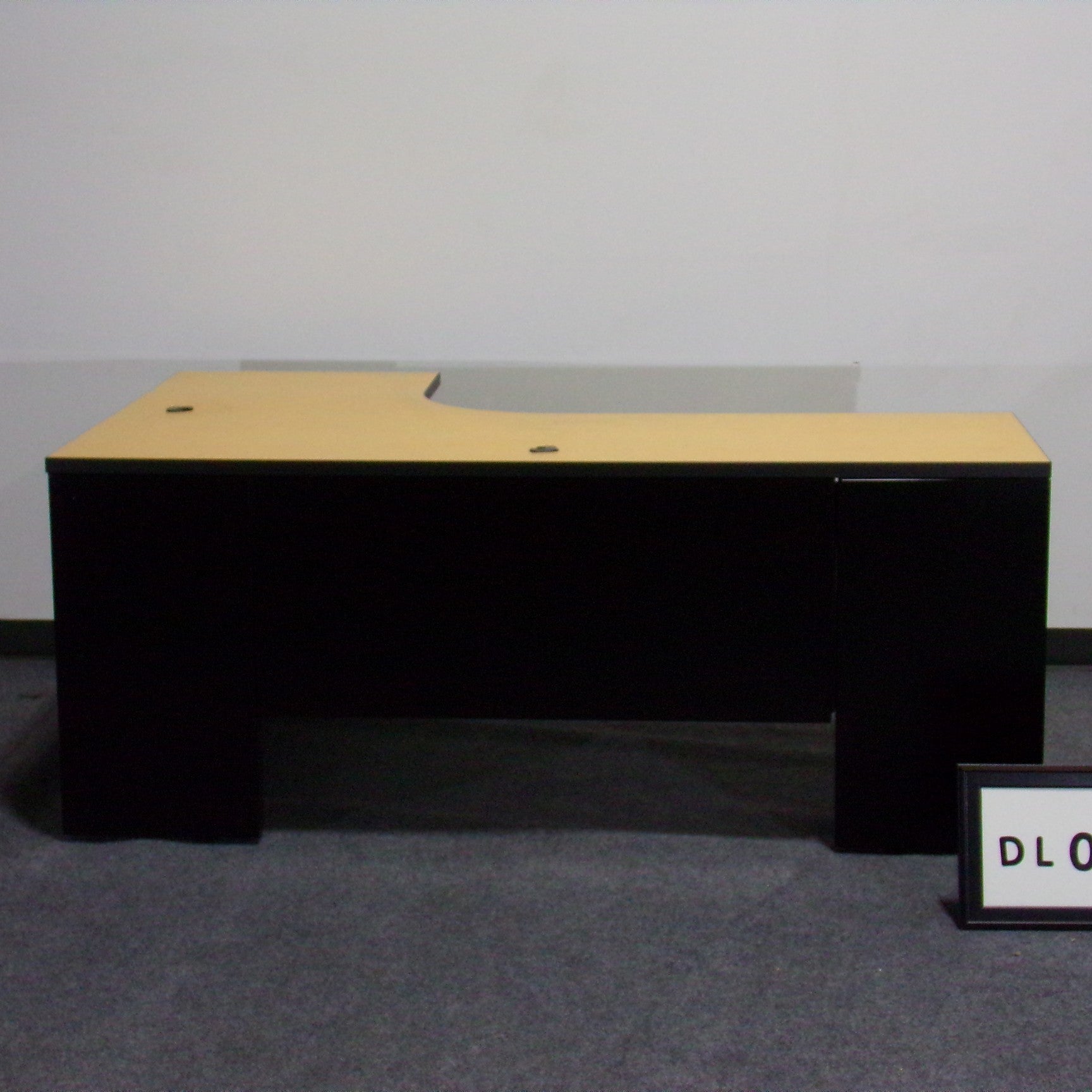 Safco/Mayline L-shaped desk Right return Metal frame with maple laminate top..72" x 48" x 24"..No