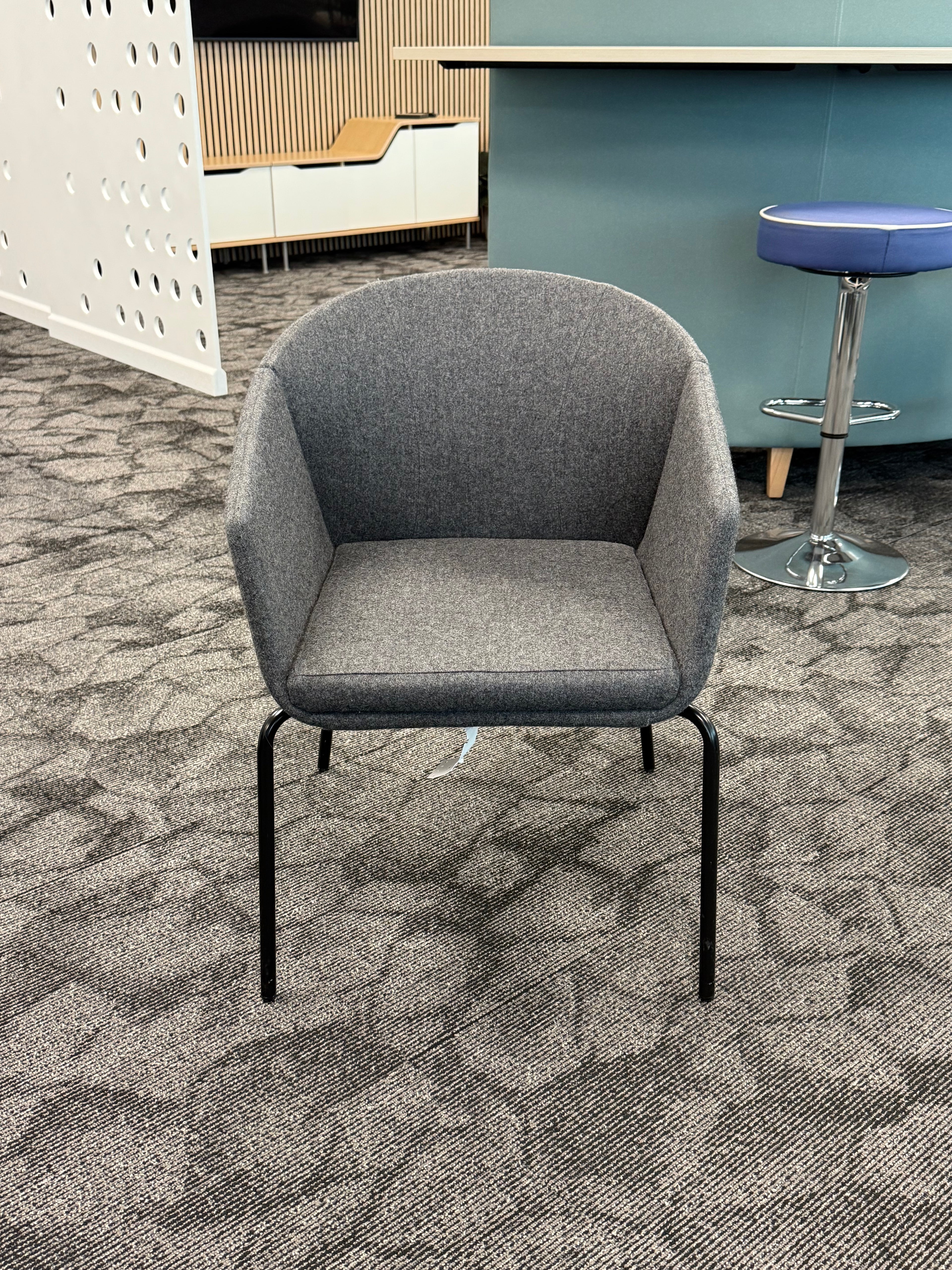 Encore Fling guest chair grey fabric with black legs