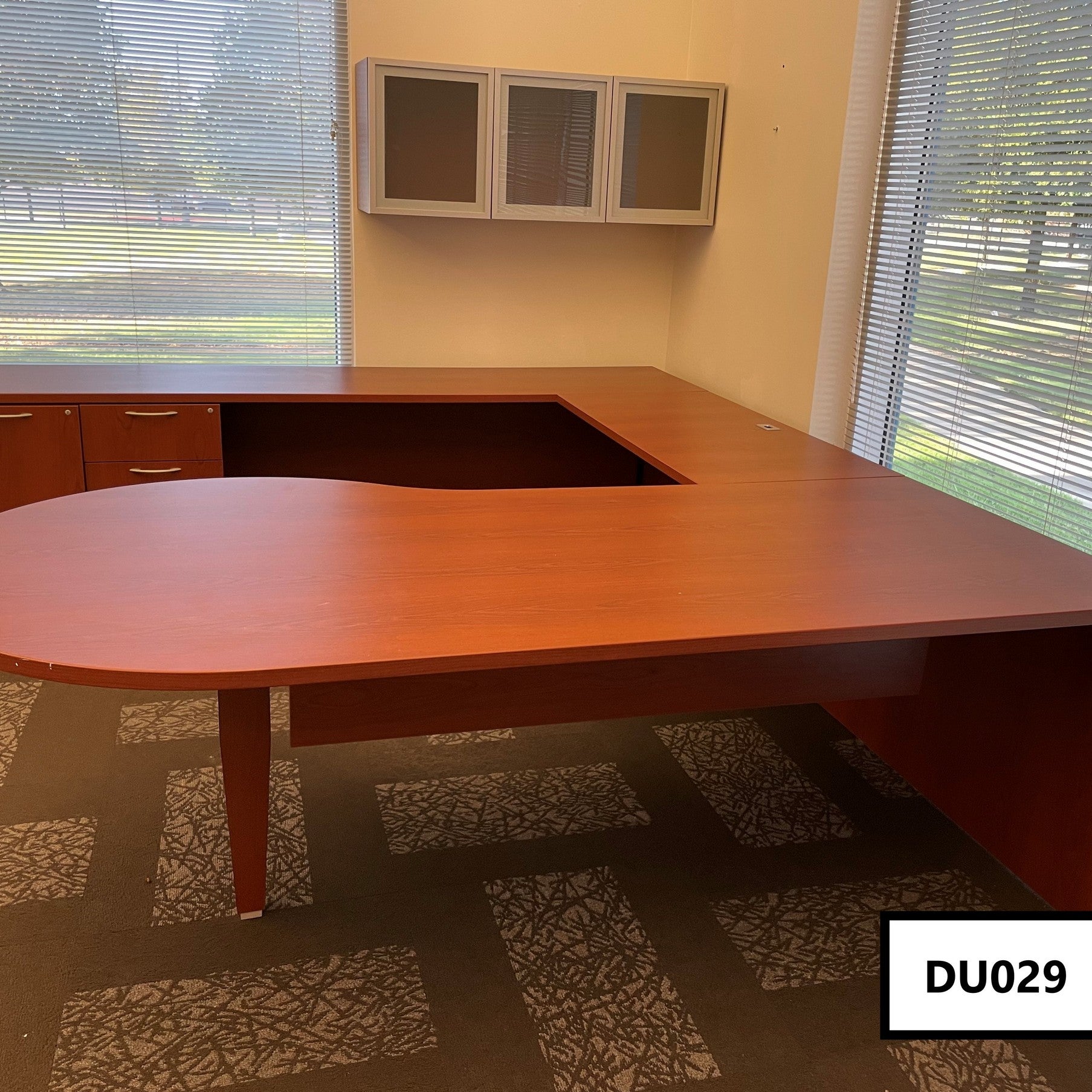 OFS..P-top U shaped desk with FF and BBF in return.Three-door wall-mounted o