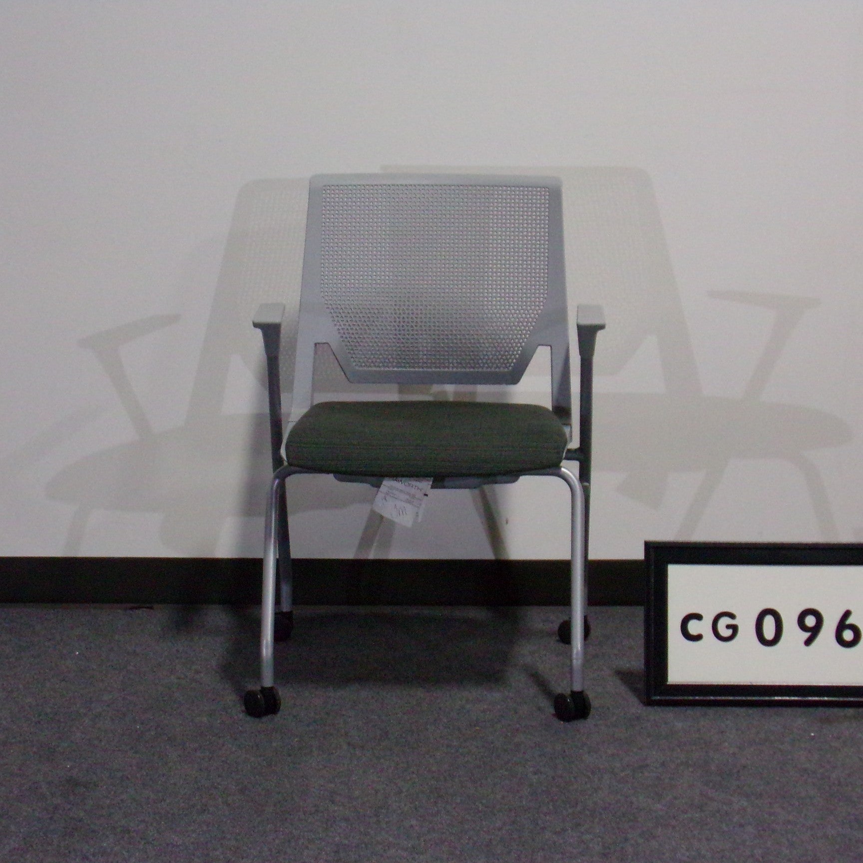 Haworth Very Guest Chair with 4 legs Green seat Grey mesh back Casters