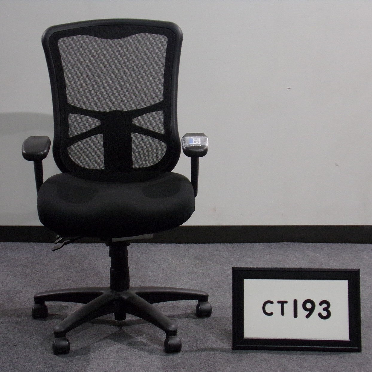 Task chair, black fabric seat and mesh back