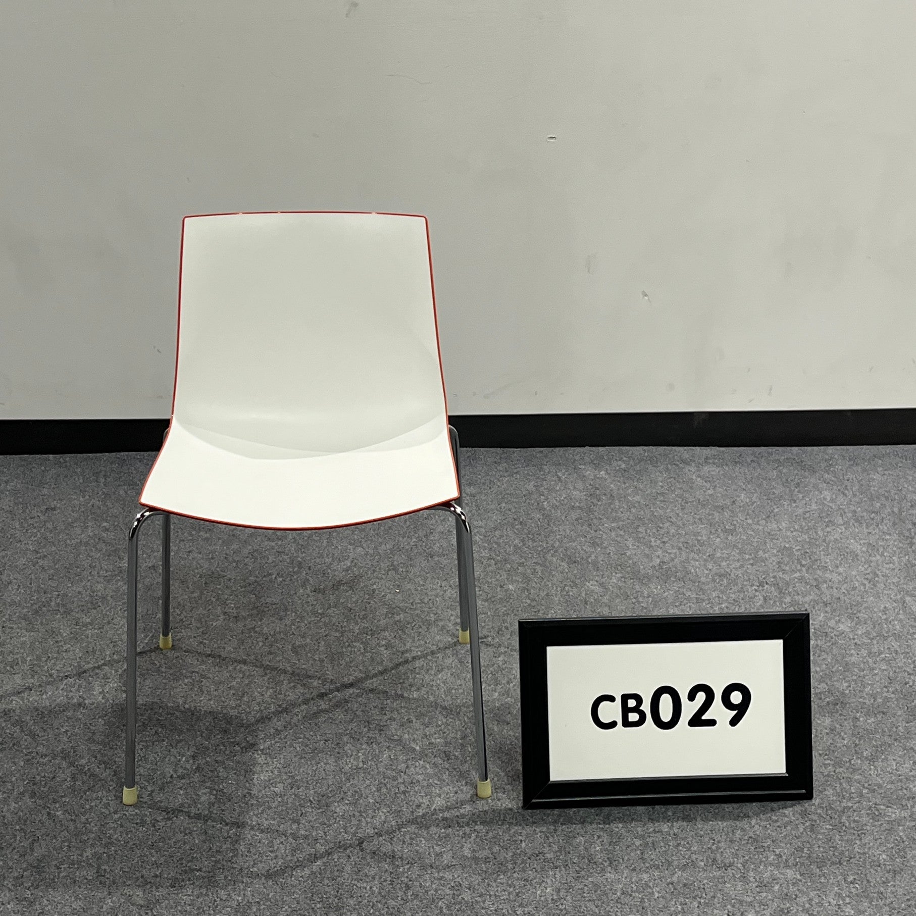 Arper Catifa 46 Breakroom chairs white with orange back