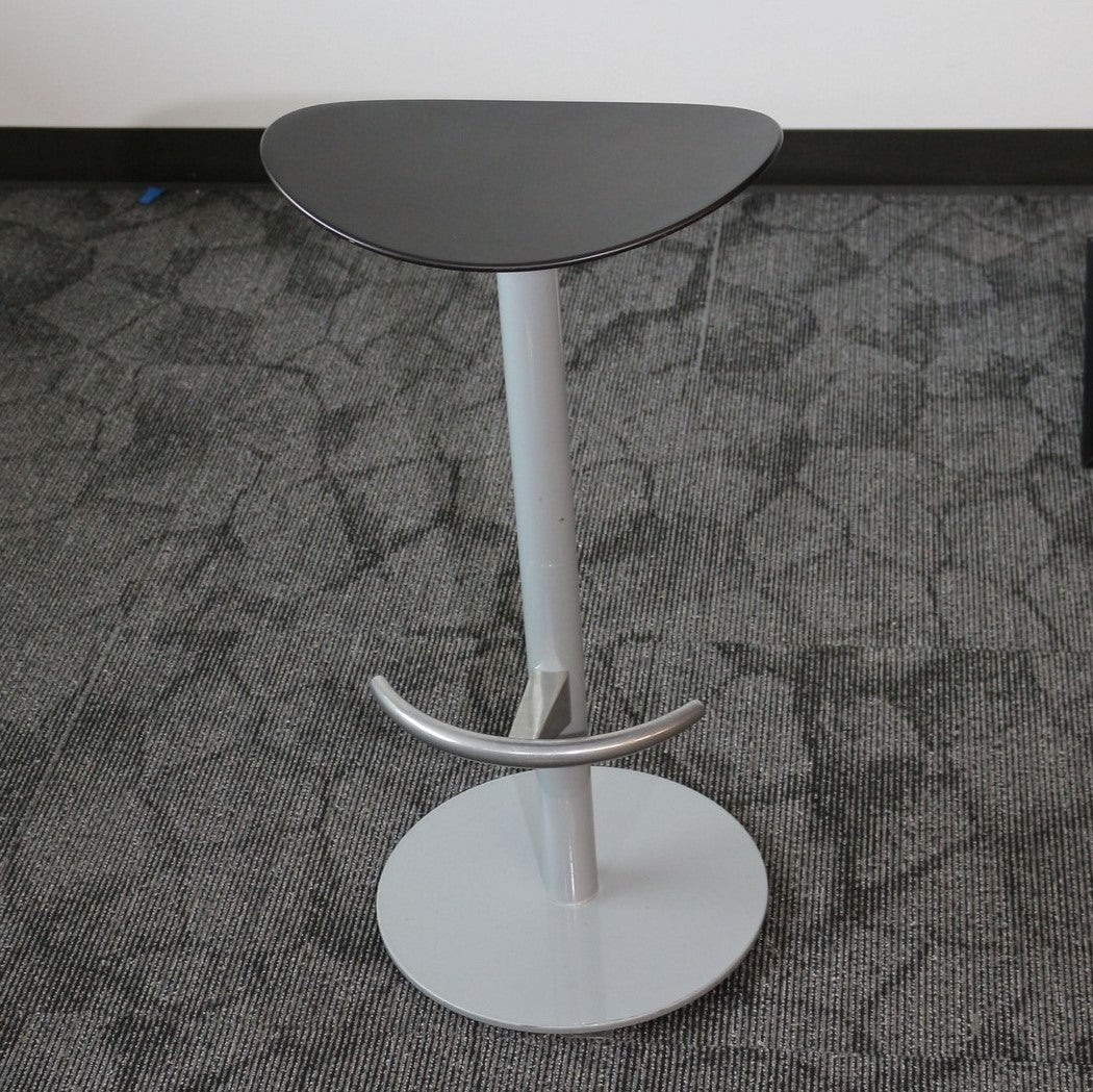 Backless brown stool with plastic seat *NEW*