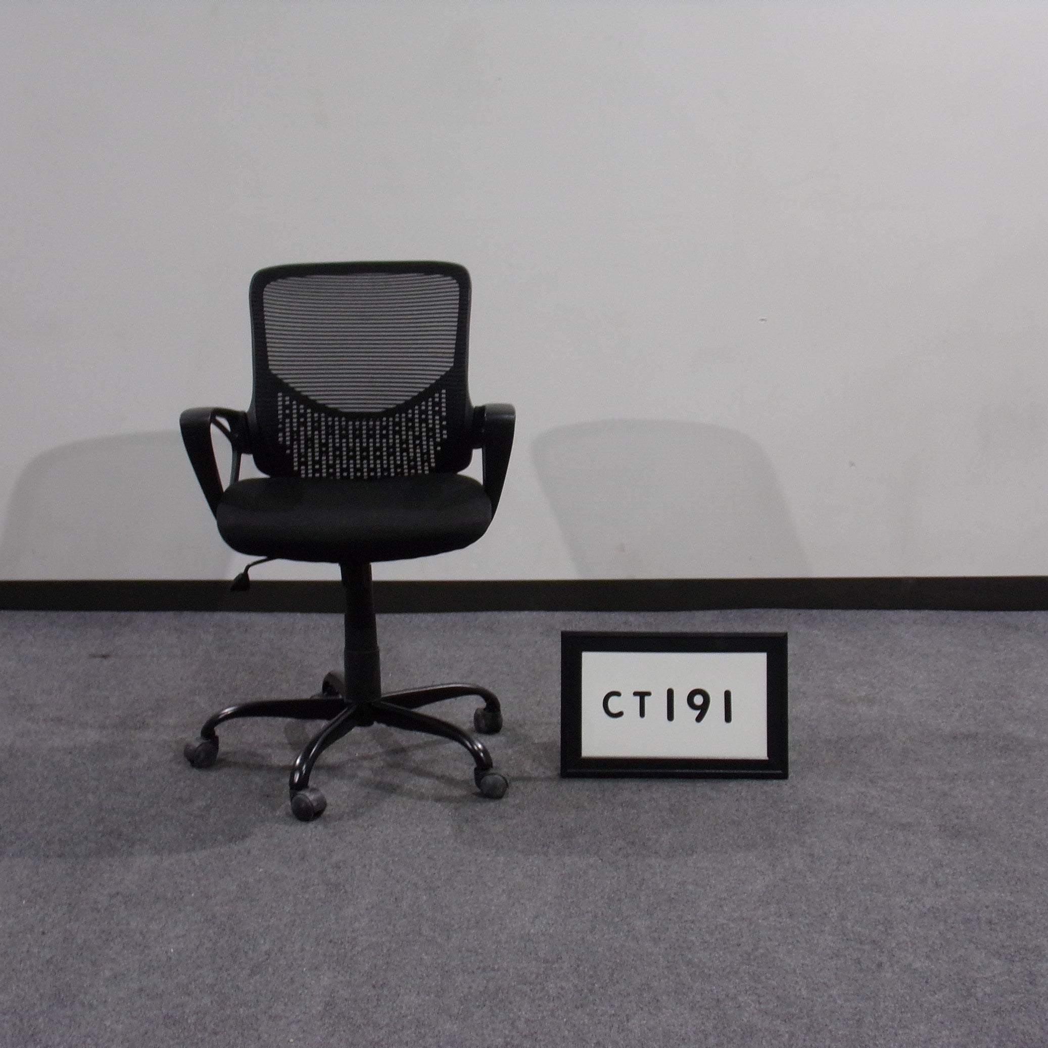 Task chair, black fabric seat with mesh back