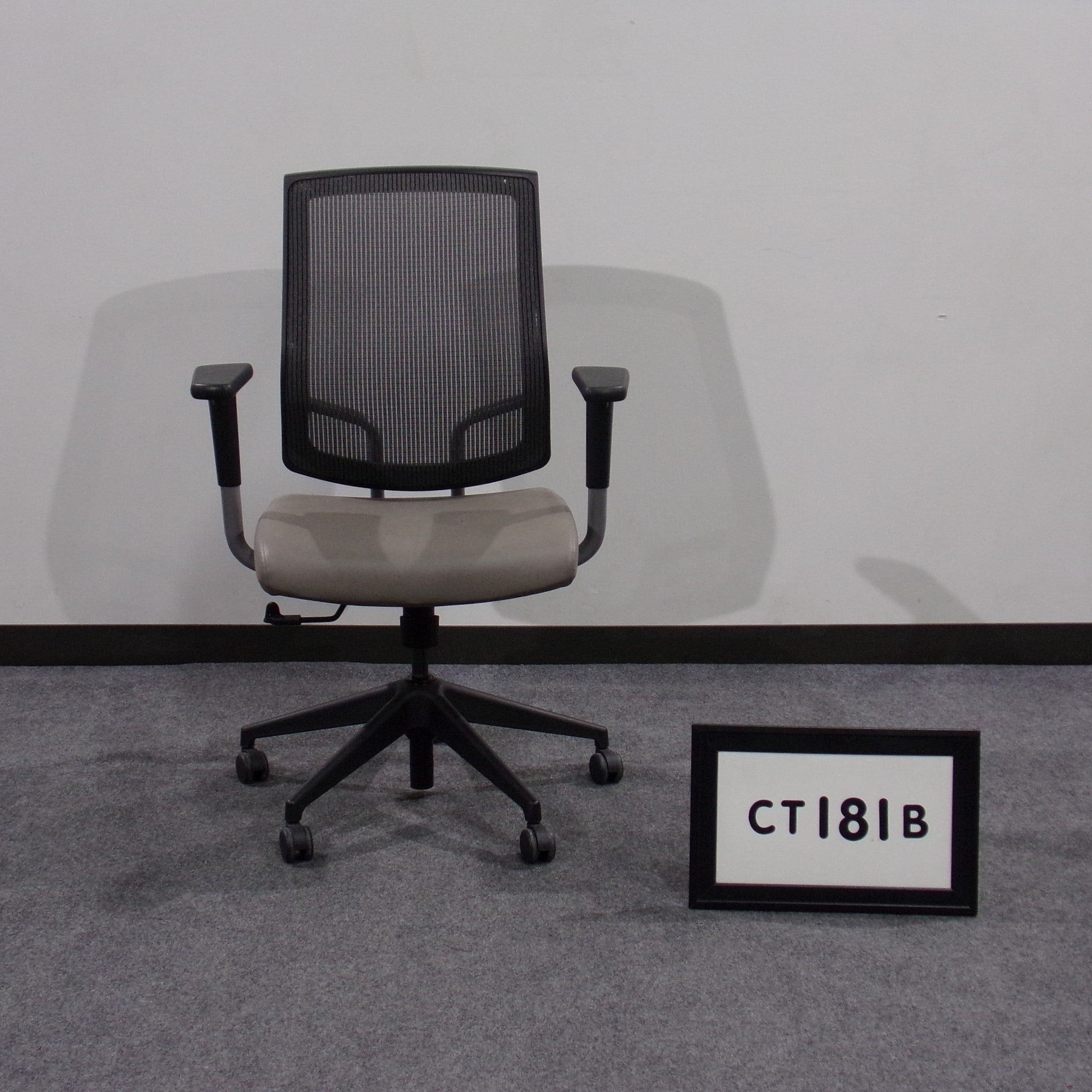 SitonIt Focus high back task chair, beige vinyl seat, silver frame, black mesh back, single paddle