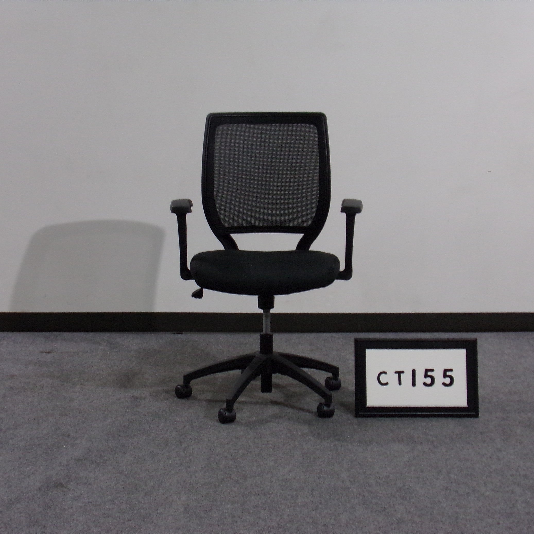 HON Task chair Black mesh back and fabric seat. Plastic arms 1 paddle Height adjustable Tilt