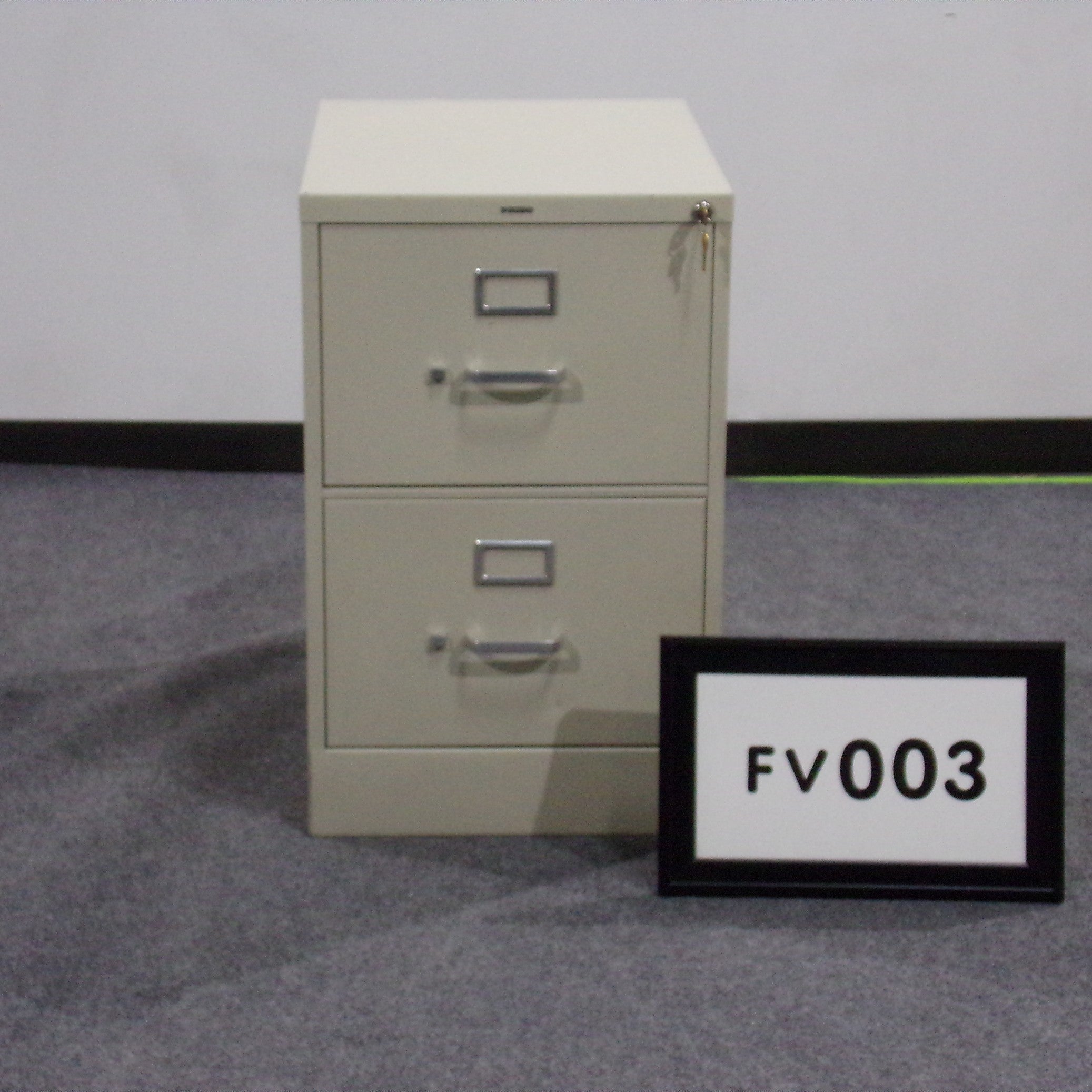 HON 2-drawer vertical file..Beige metal..Legal size..Lock and key..27 x 18 x29